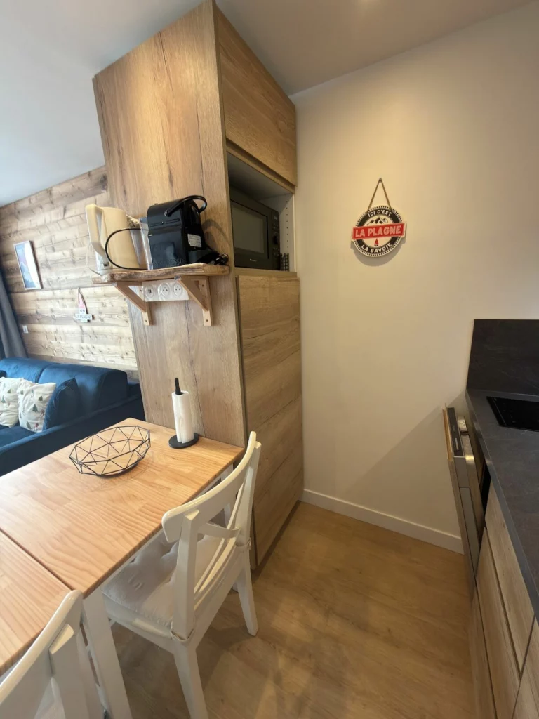 Machine Nespresso et étagère en bois dans la cuisine