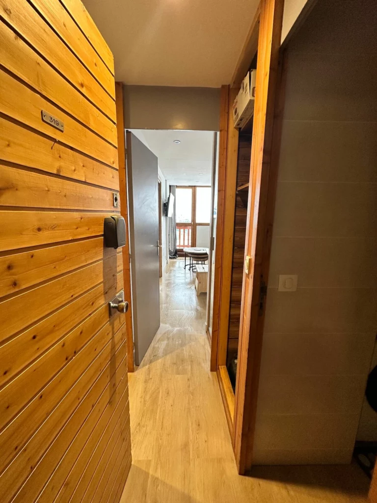 Entrée de l'appartement avec boiseries et couloir