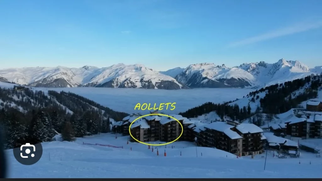 Résidence Les Aollets vue depuis les pistes de Plagne Villages, au-dessus d'une mer de nuages