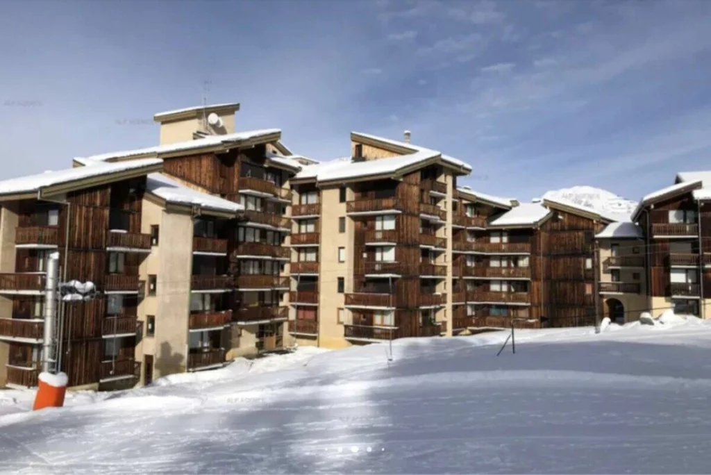 Résidences en bois de Plagne Villages sous la neige, au bord des pistes